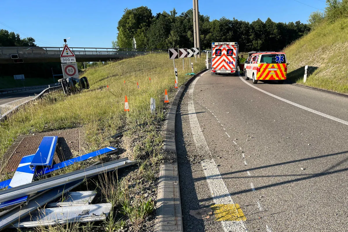 A7 Kreuzlingen TG – Mit Auto in der Autobahnausfahrt überschlagen