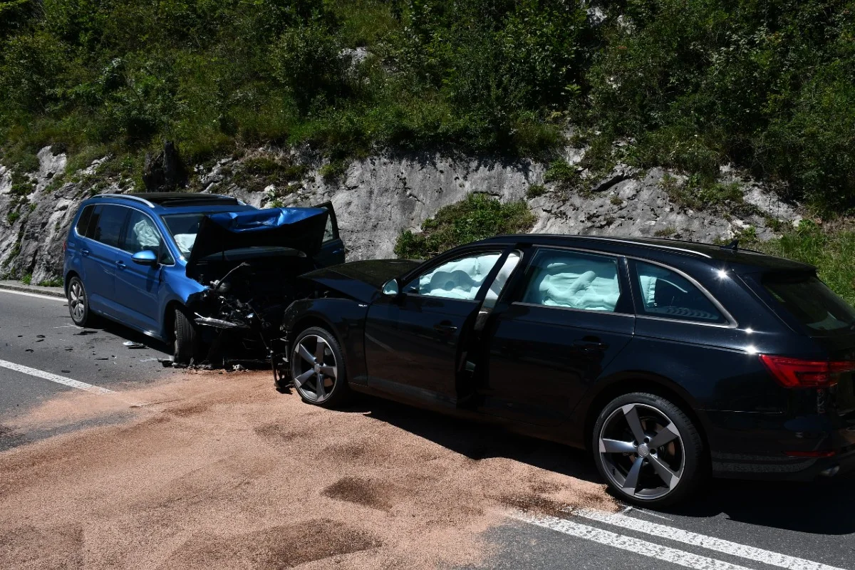 Stansstad NW - Zweimal Totalschaden nach Frontalkollision
