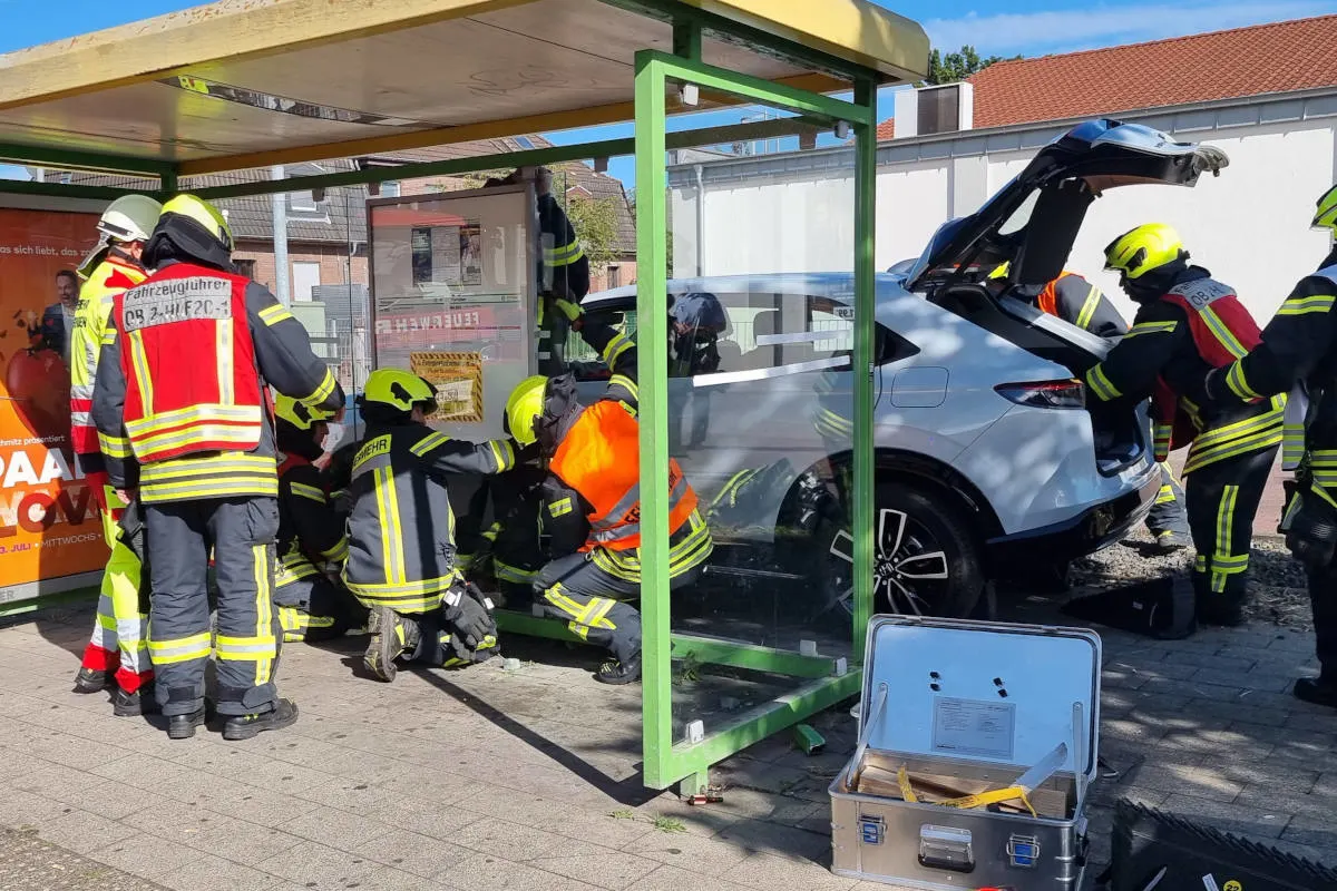 Drama in Oberhausen – Fußgängerin nach schrecklichem Unfall unter Fahrzeug eingeklemmt