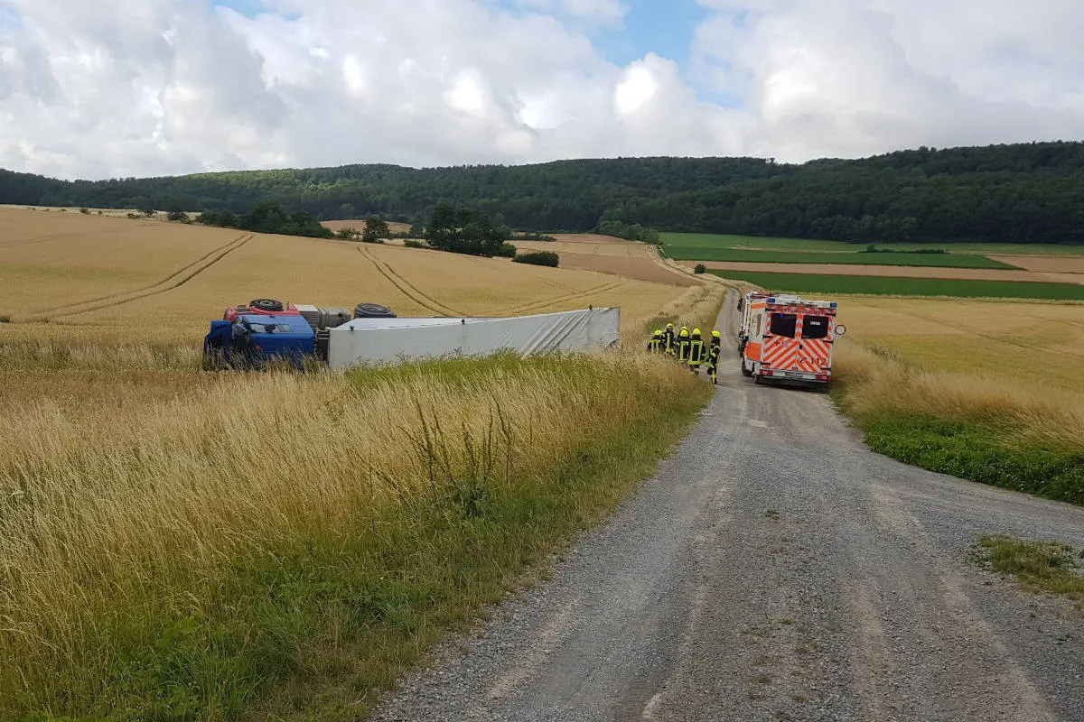 Salzhemmendorf – Sattelzug kippt um