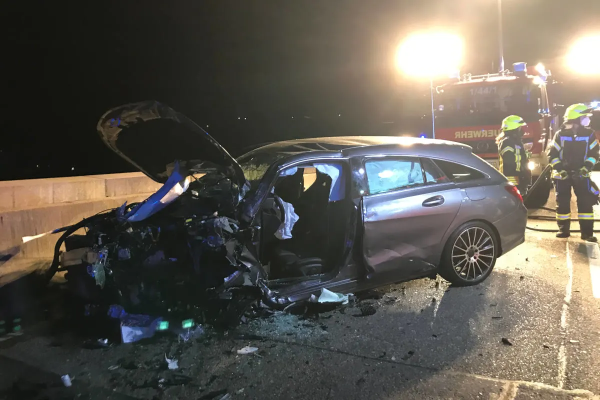 Nagold (Kreis Calw) – Schwerer Verkehrsunfall auf den Nagolder Viadukt – Ein Toter und vier Schwerverletzte