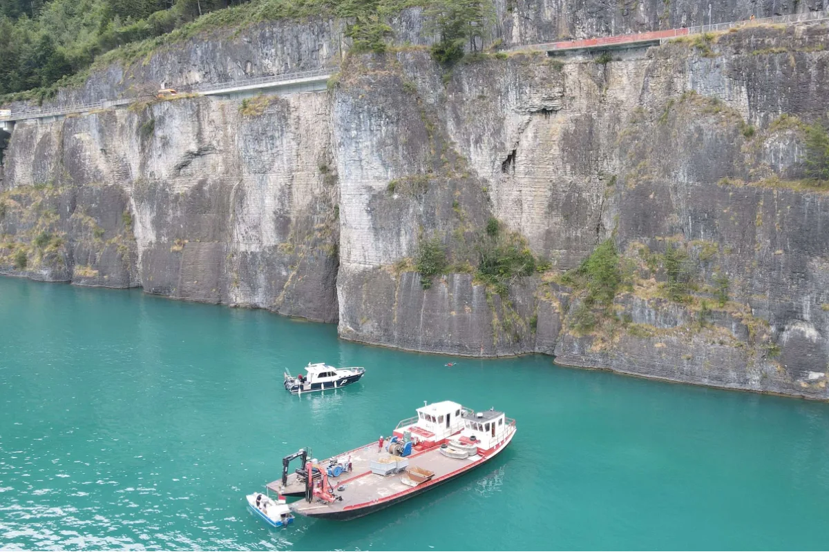 Drama am Vierwaldstättersee bei Brunnen SZ - Auto aus 182 Meter Tiefe geborgen - Eine Person tot!