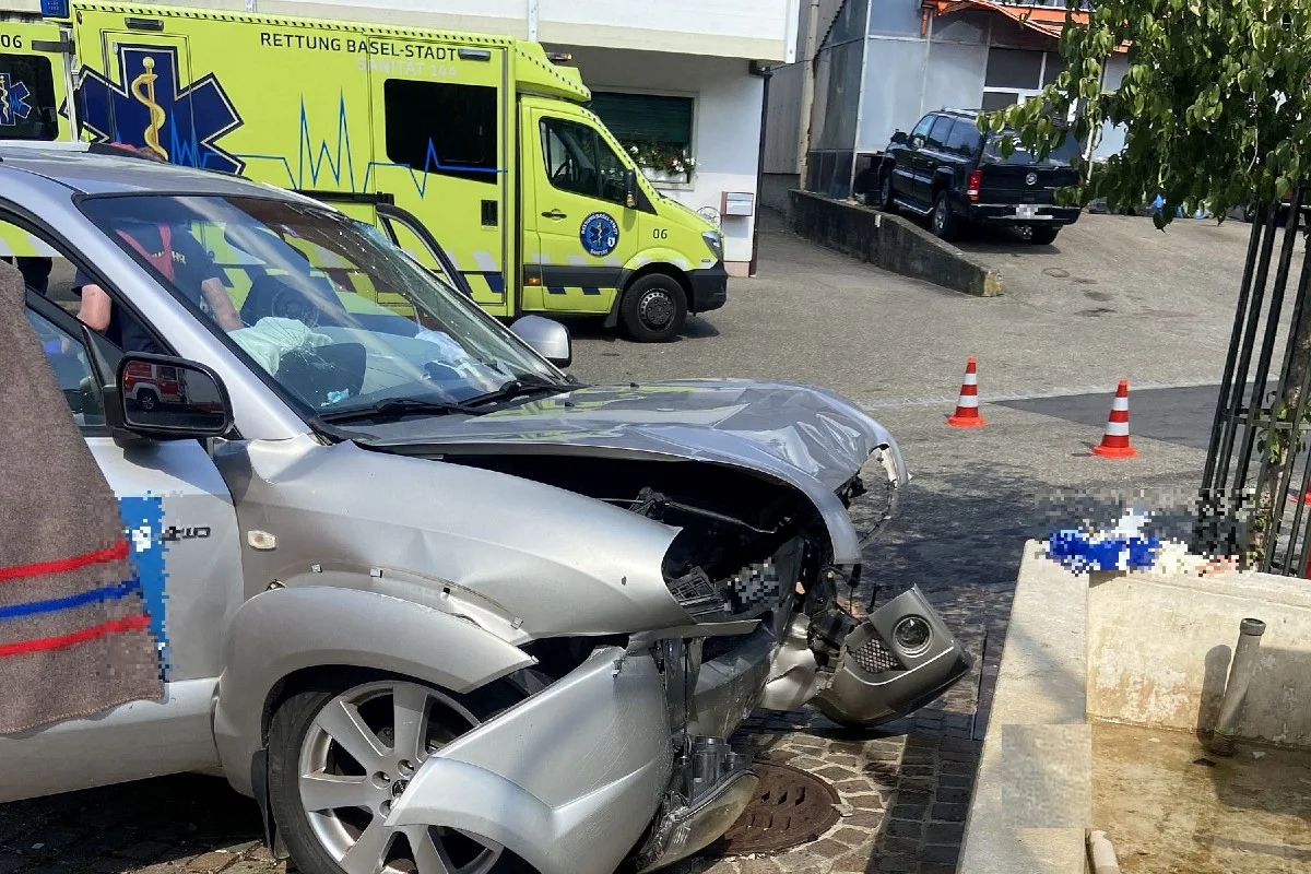 Wahlen BL - Frontal in Brunnen geprallt - beide Insassen mussten aus dem Auto befreit werden