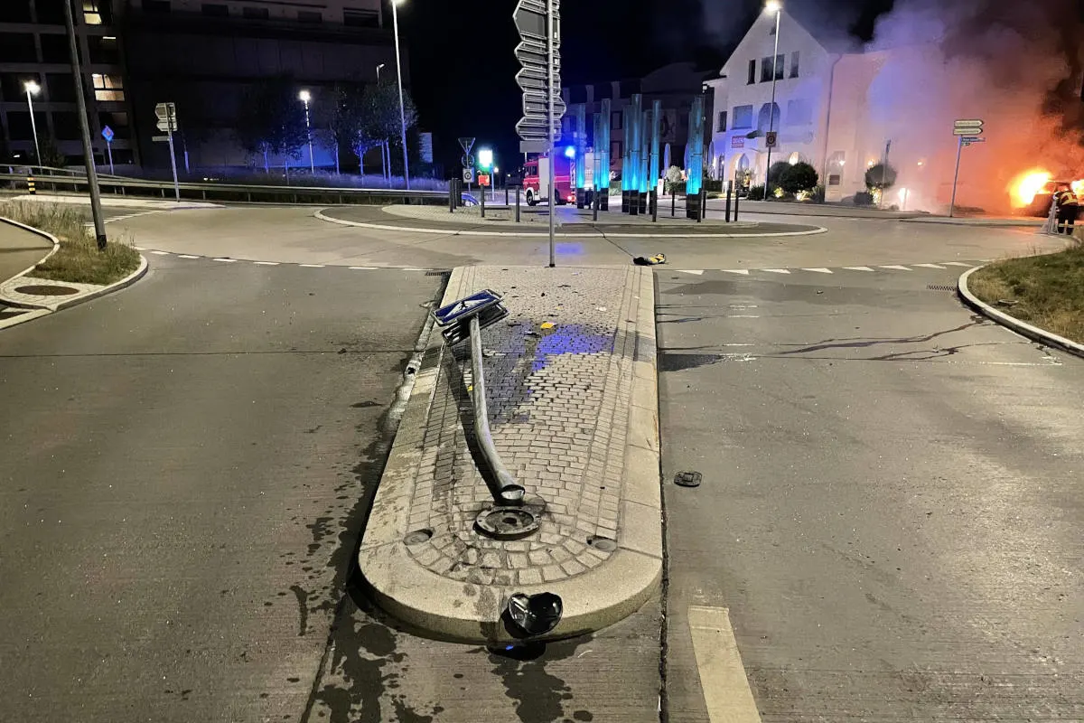 Lachen SZ – Personenwagen nach Selbstkollision in Vollbrand