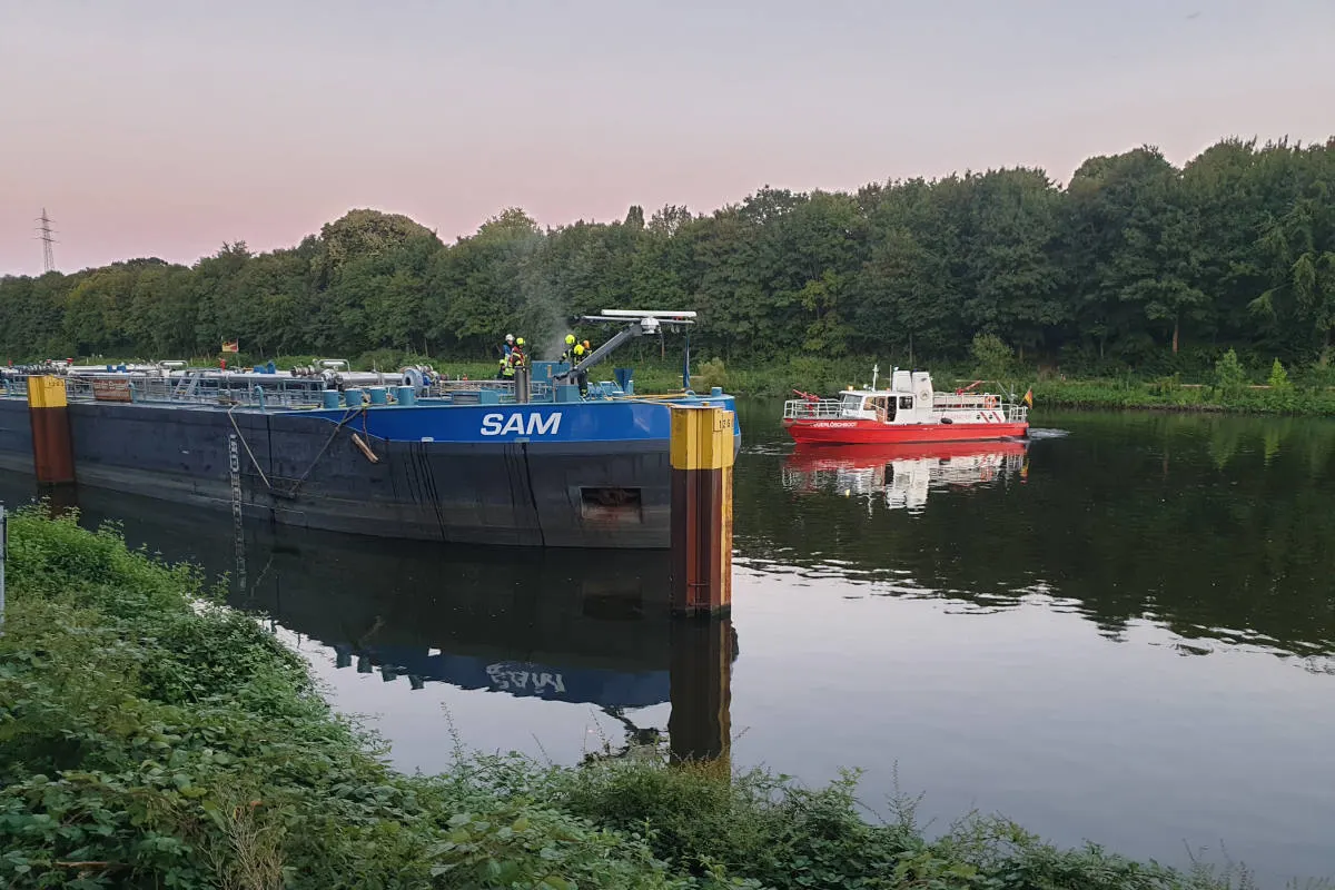 Oberhausen Dellwig – Schiffsführer meldet Brandrauch auf Tankschiff 