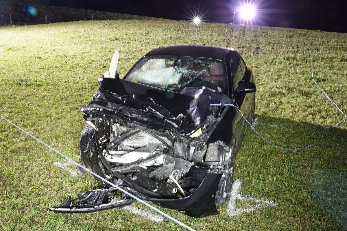 Zeugenaufruf aus Rain LU - Massive Auffahrkollision zwischen zwei Autos 