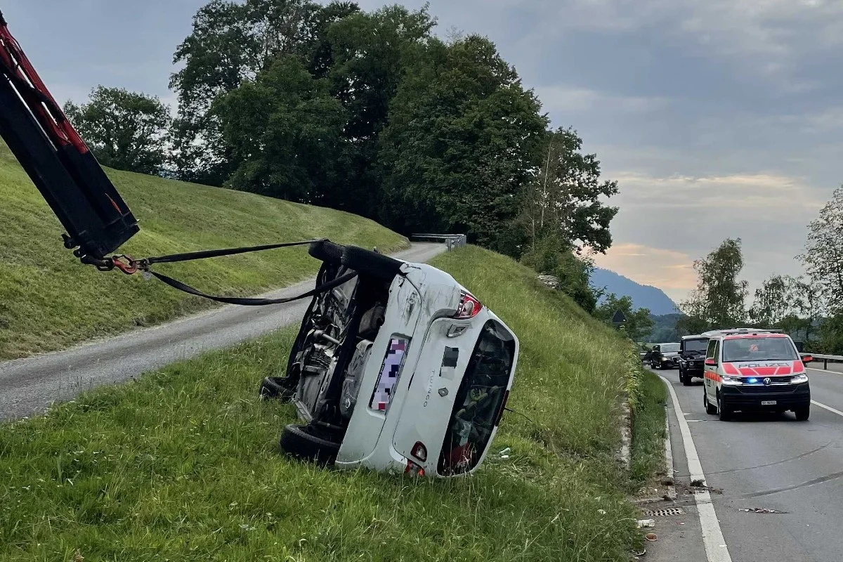 Lauerz SZ - Auto überschlägt sich nach Kollision mit Lieferwagen
