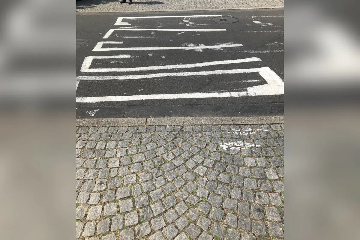 Essen-Werden – Besoffener Mann malt falschen Zebrastreifen auf die Straße