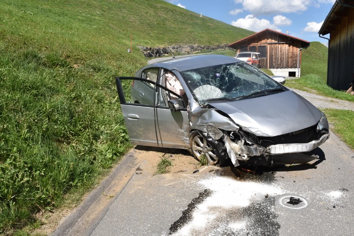 Furna GR - Frau verliert Kontrolle über Auto und rutscht 60 Meter Abhang hinunter