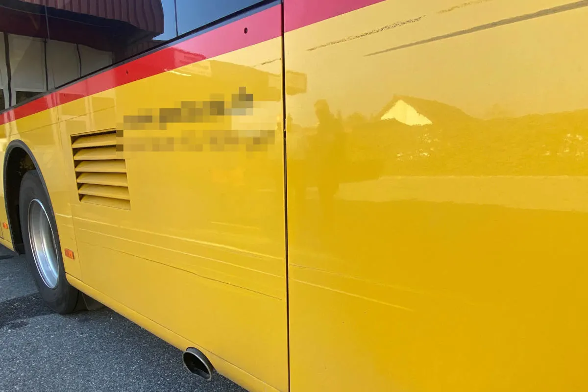 Egerkingen SO – Kollision zwischen Lieferwagen und Postauto