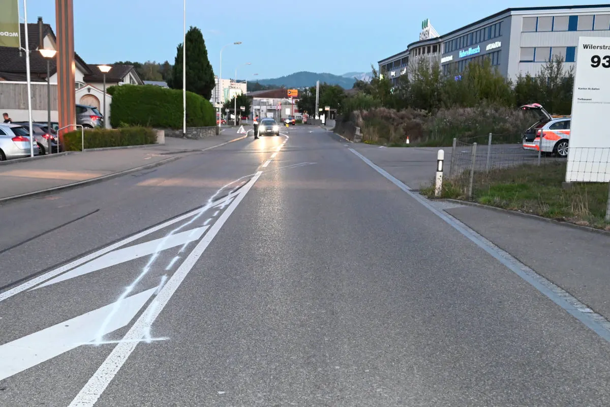 Gossau SG –  Lernfahrerin mit Auto neben der Strasse gelandet