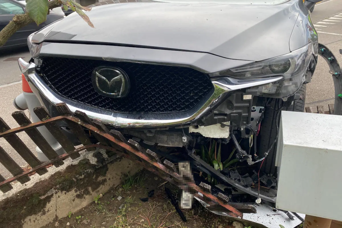 Döttingen AG – Mit Auto in Gartenzaun gefahren 