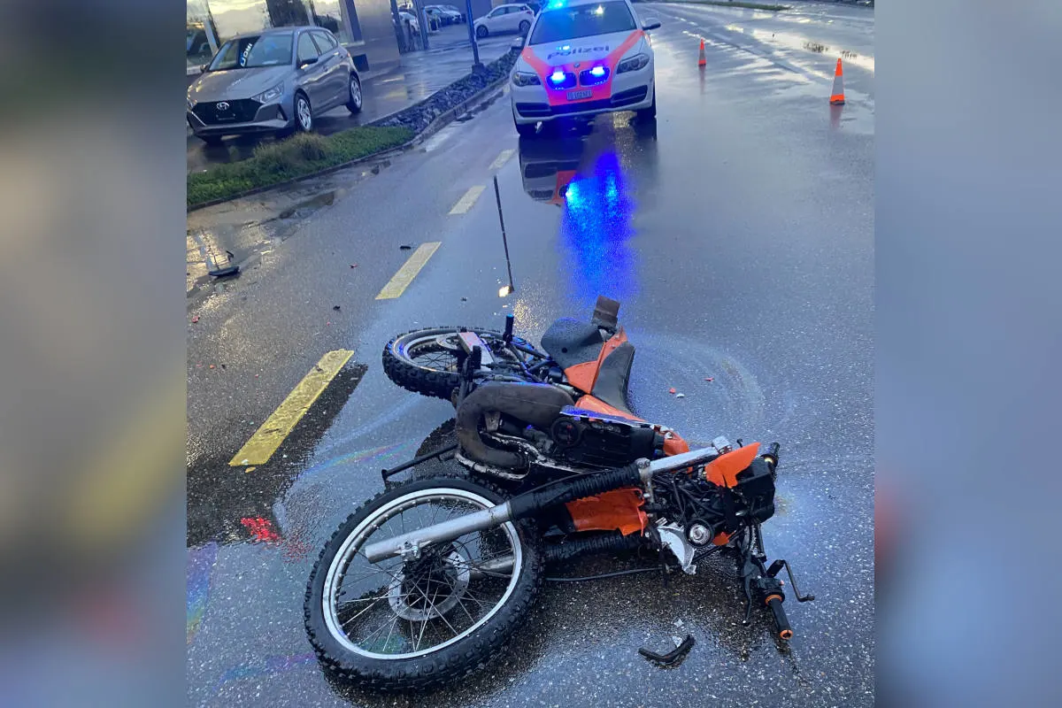 Gachnang TG – Motorradfahrer bei Kollision mit Auto verletzt