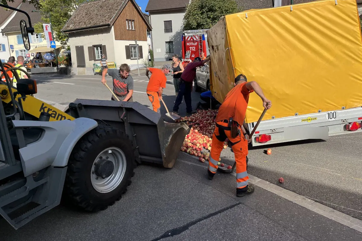 Bubendorf BL – Sachentransportanhänger kippt auf die Seite