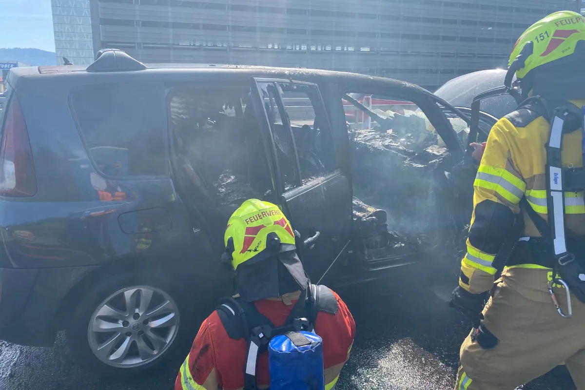 A14 Risch Rotkreuz ZG – Totalschaden nach Motorenbrand