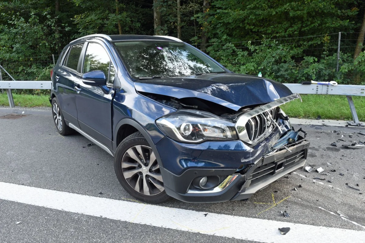 Sursee LU - Motorrad verliert Gegenstand – zwei Autos kollidieren auf der A2