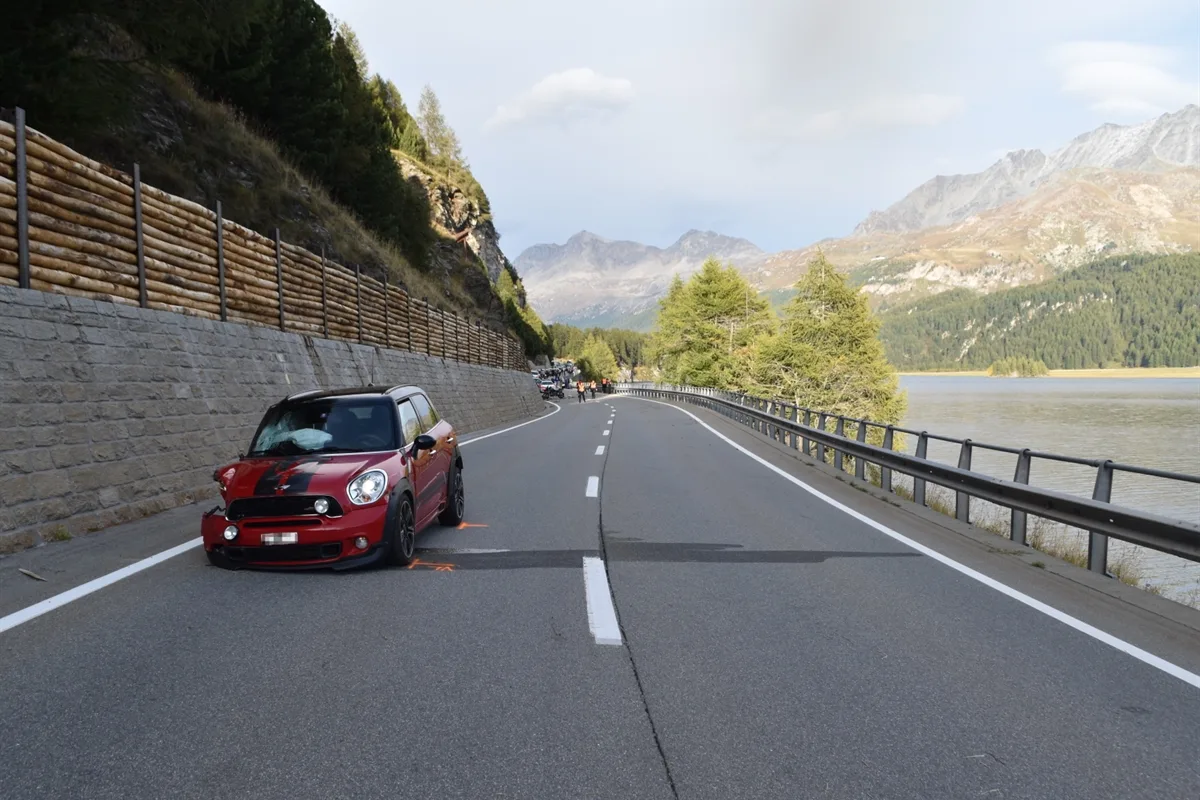 Maloja GR – Auf Gegenfahrspur mit Motorrädern kollidiert