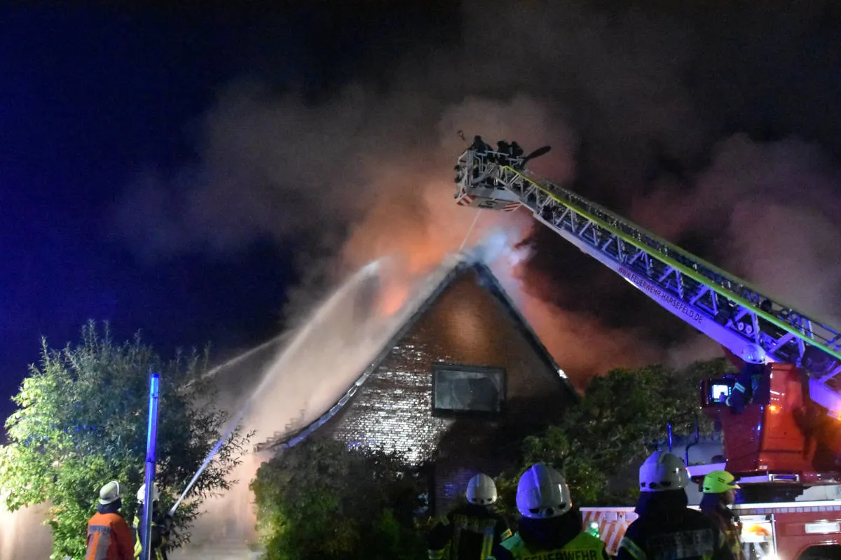 Beckdorf-Goldbeck – Brand eines Einfamilienhauses, Carports und Autos