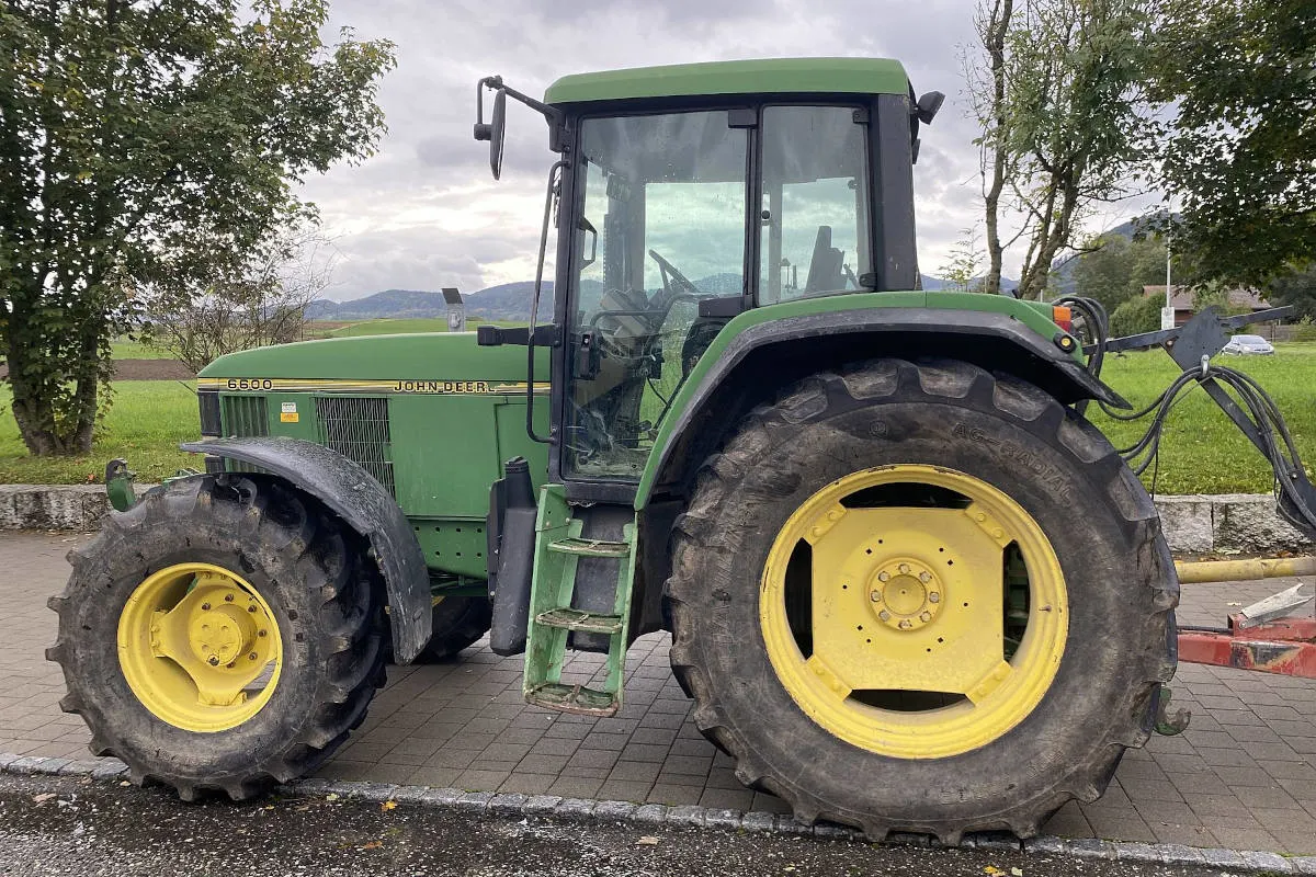 Laufen BL – Überholmanöver zwischen Personenwagen und Traktor führt zu Streifkollision