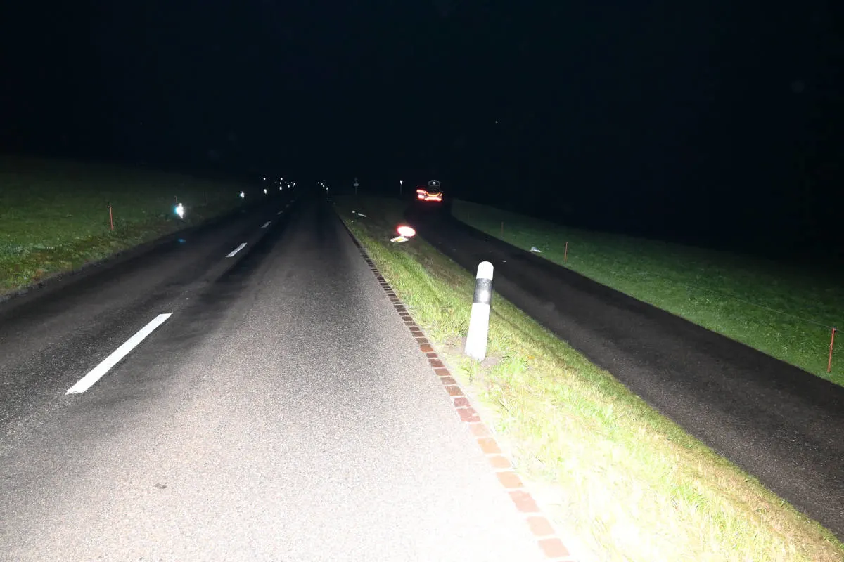 Kirchberg SG – In mehrere Leitpfosten und eine Signaltafel gefahren – Fahrer flüchtig