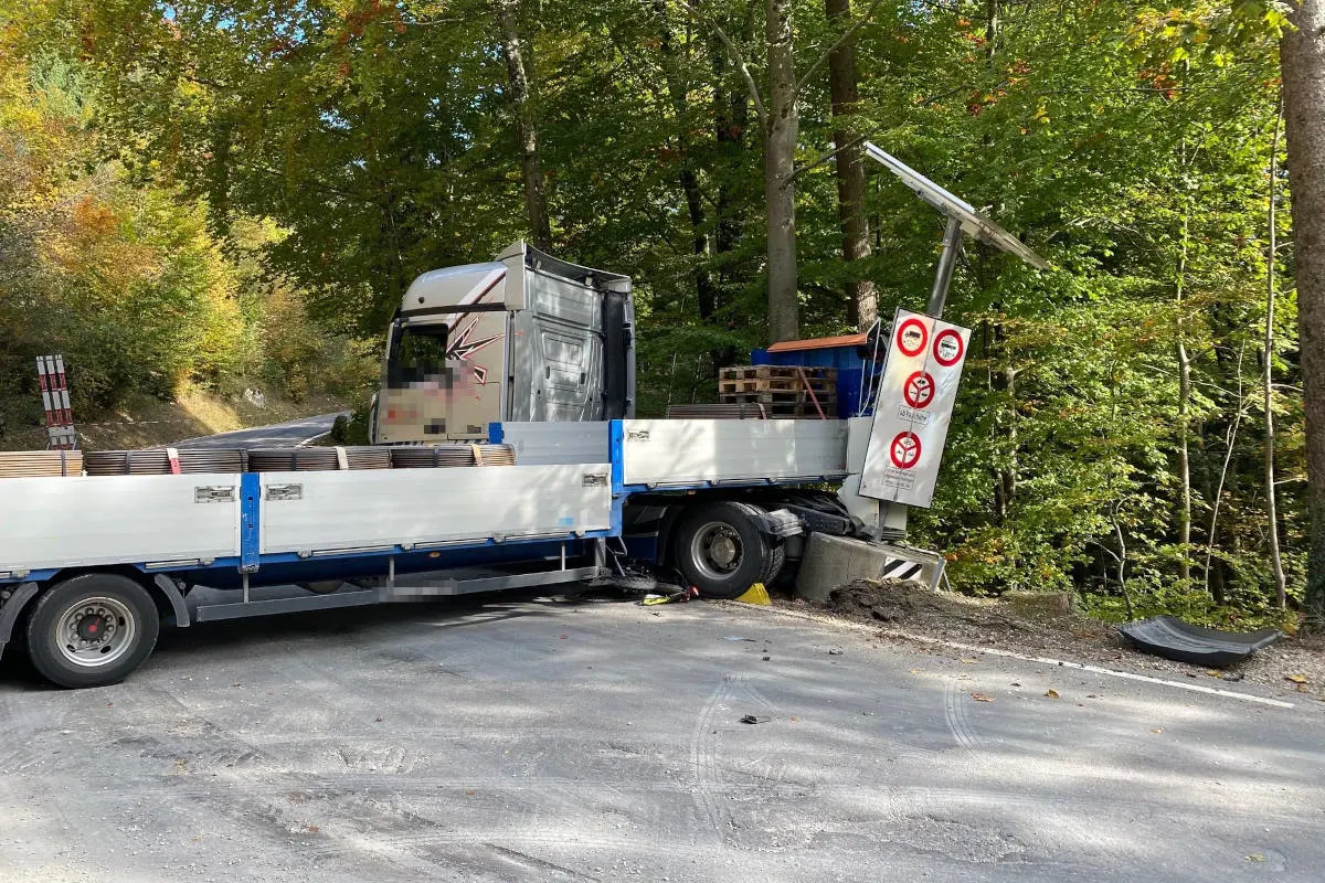 Drama in Oberdorf SO – Sattelmotorfahrzeug rollt rückwärts in 17-jährigen Motorradlenker und verletzt diesen tödlich