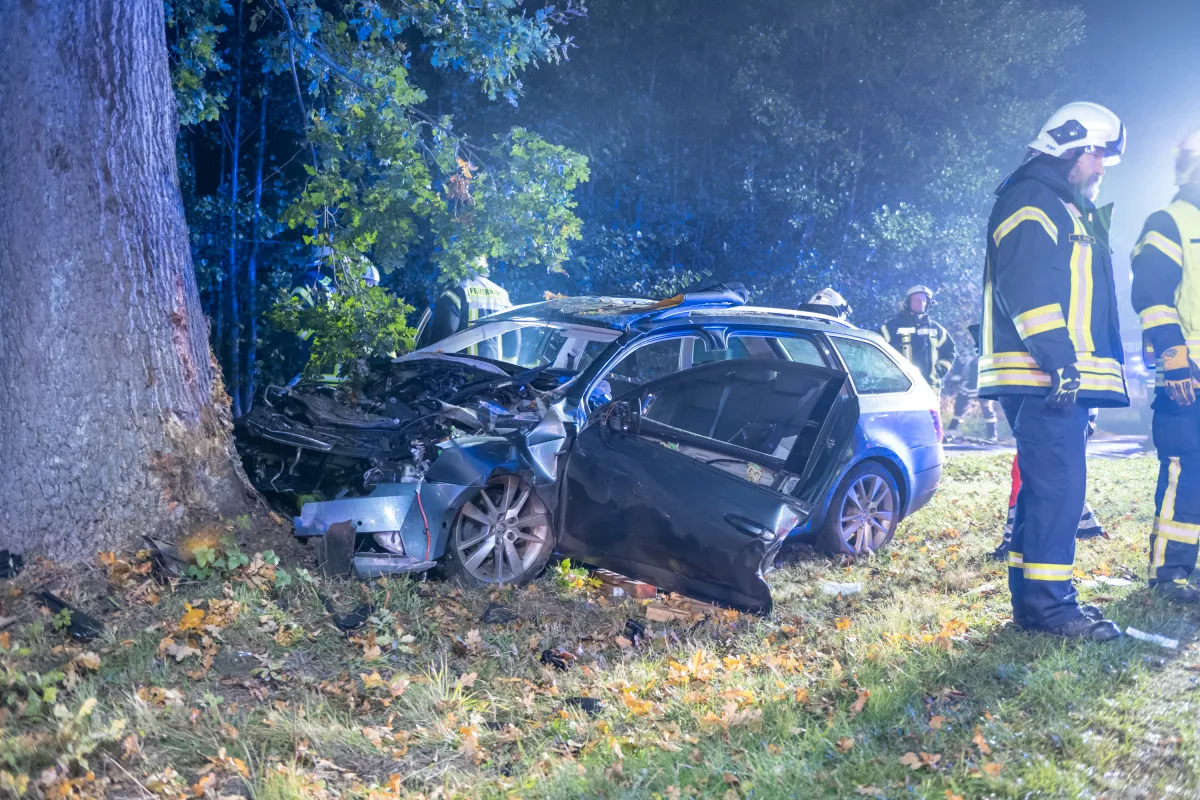 Stuvenborn – Personenkraftwagen kollidiert mit Baum