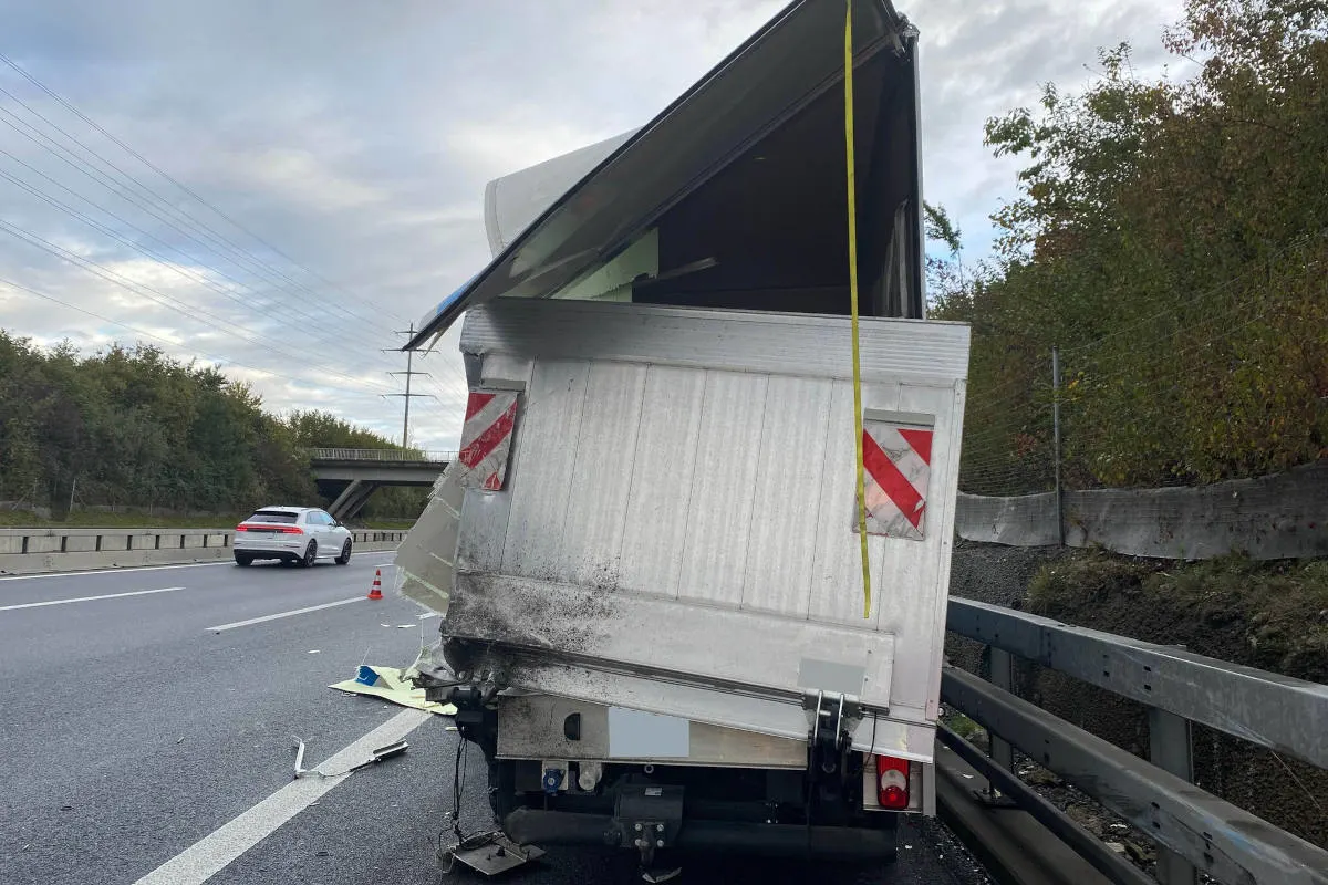 A14 Hünenberg ZG – Lastwagen kracht auf Autobahn in Lieferwagen