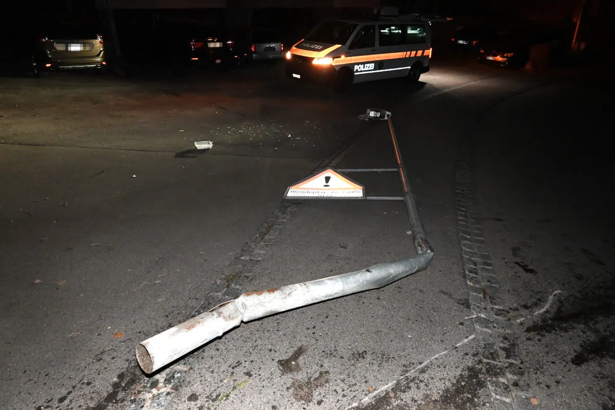 Degersheim SG – Alkoholisiert mit Auto in Strassenlaterne und gegen Böschung geprallt
