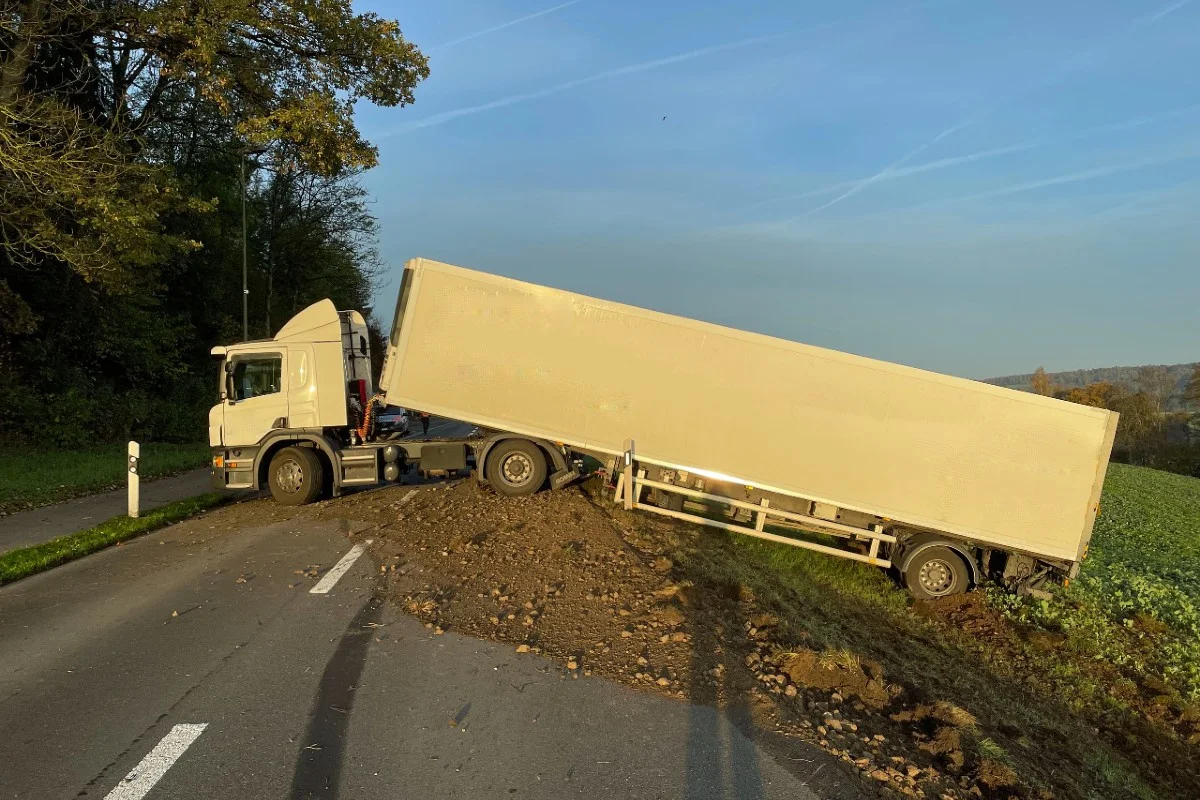 Mauensee LU - Sattelmotorfahrzeug blockiert nach Unfall Strasse - Kantonsstrasse drei Stunden gesperrt