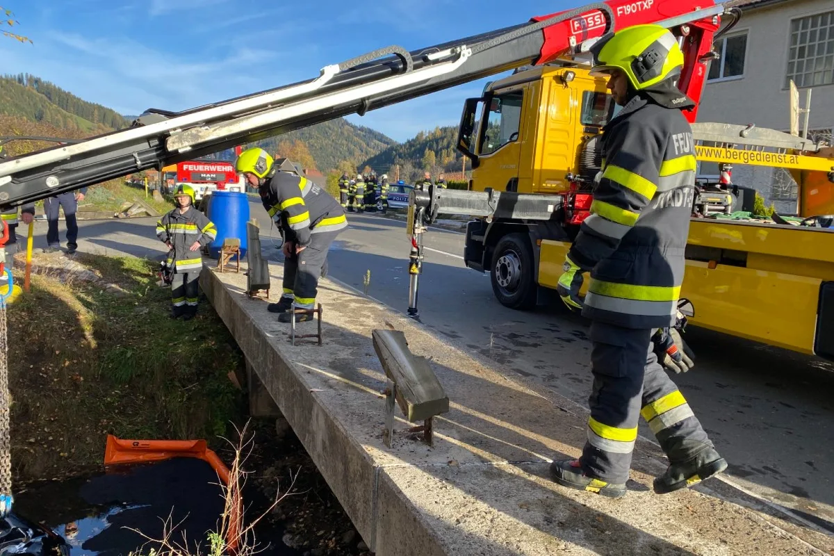 Unfall in Pölstal - 17-Jähriger versenkt BMW und wird lebensgefährlich verletzt
