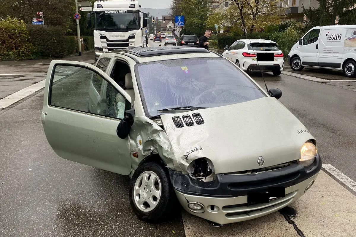 Reinach BL – Kollision zwischen zwei Personenwagen  – zwei verletzte Personen und ein toter Hund