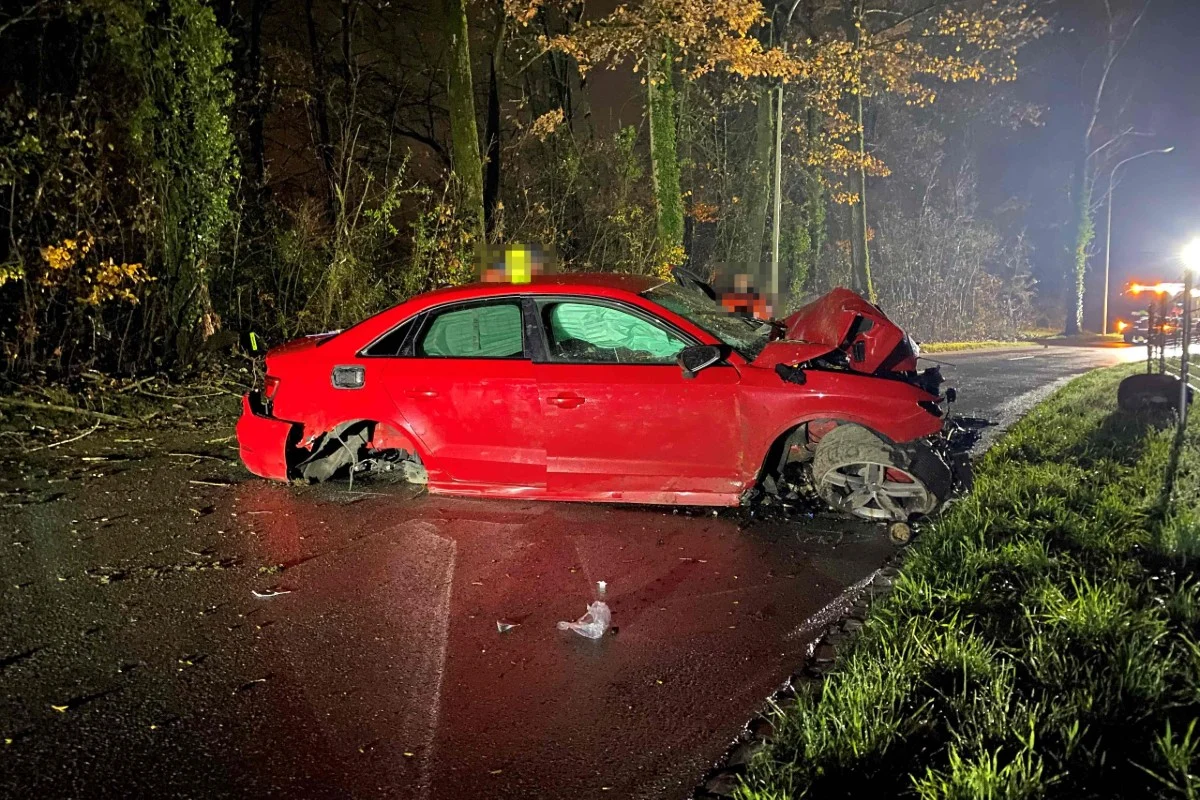 Unfall in Riedholz SO - Auto prallt in Baum – Beifahrer schwer verletzt