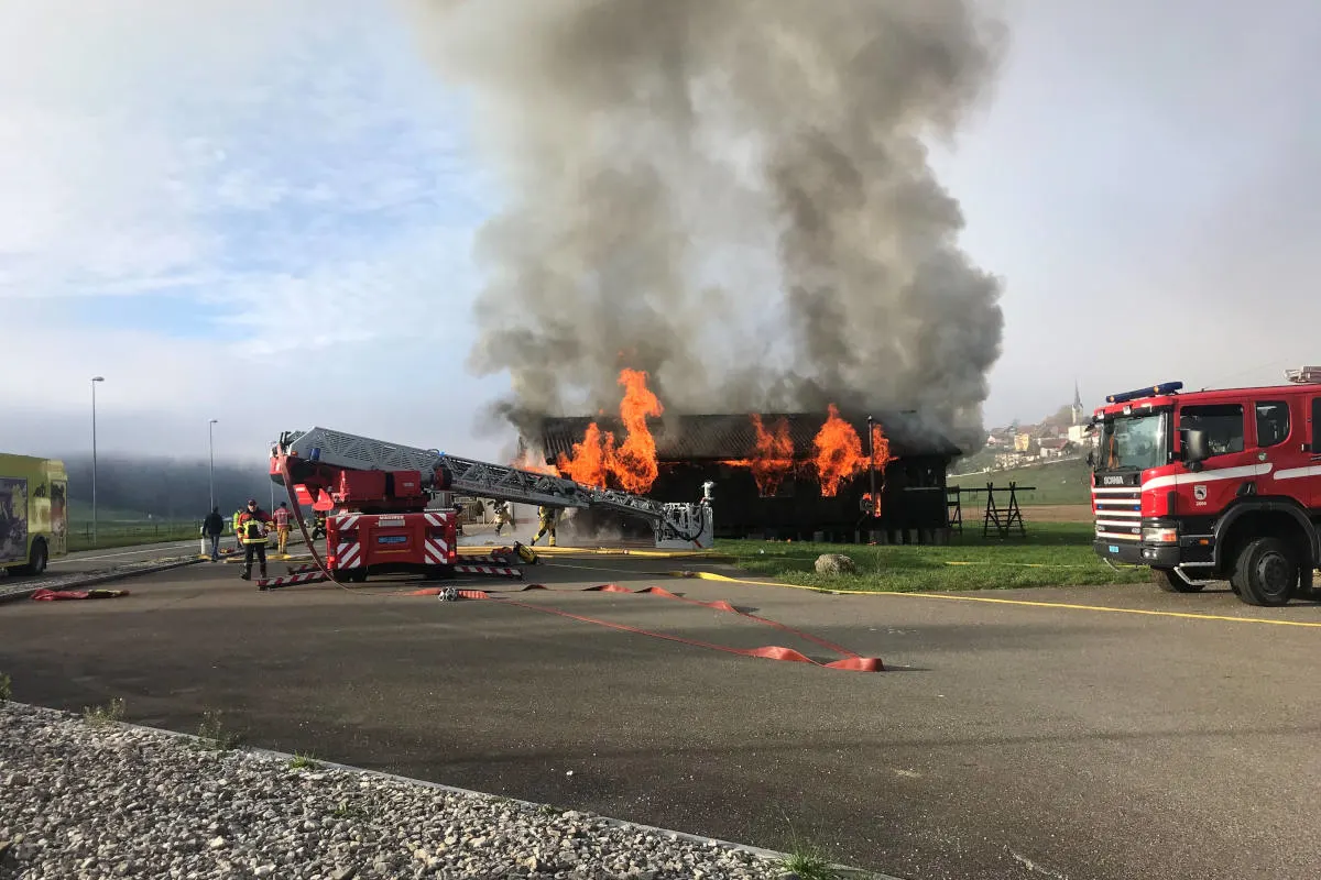 Porrentruy JU – Brand in der Nähe des Flughafens von Courtedoux – Strasse während Löscharbeiten gesperrt
