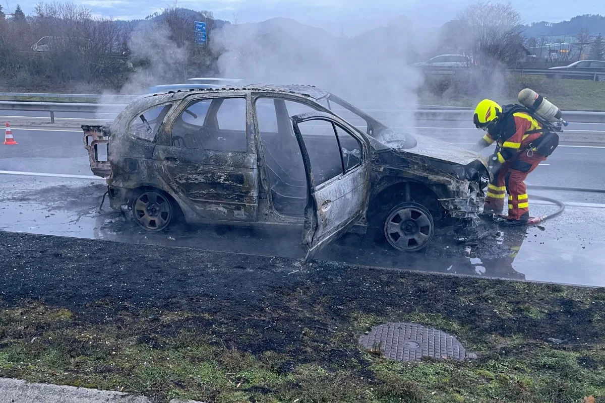 Reiden LU - Auto brennt auf Autobahn A2 vollständig aus