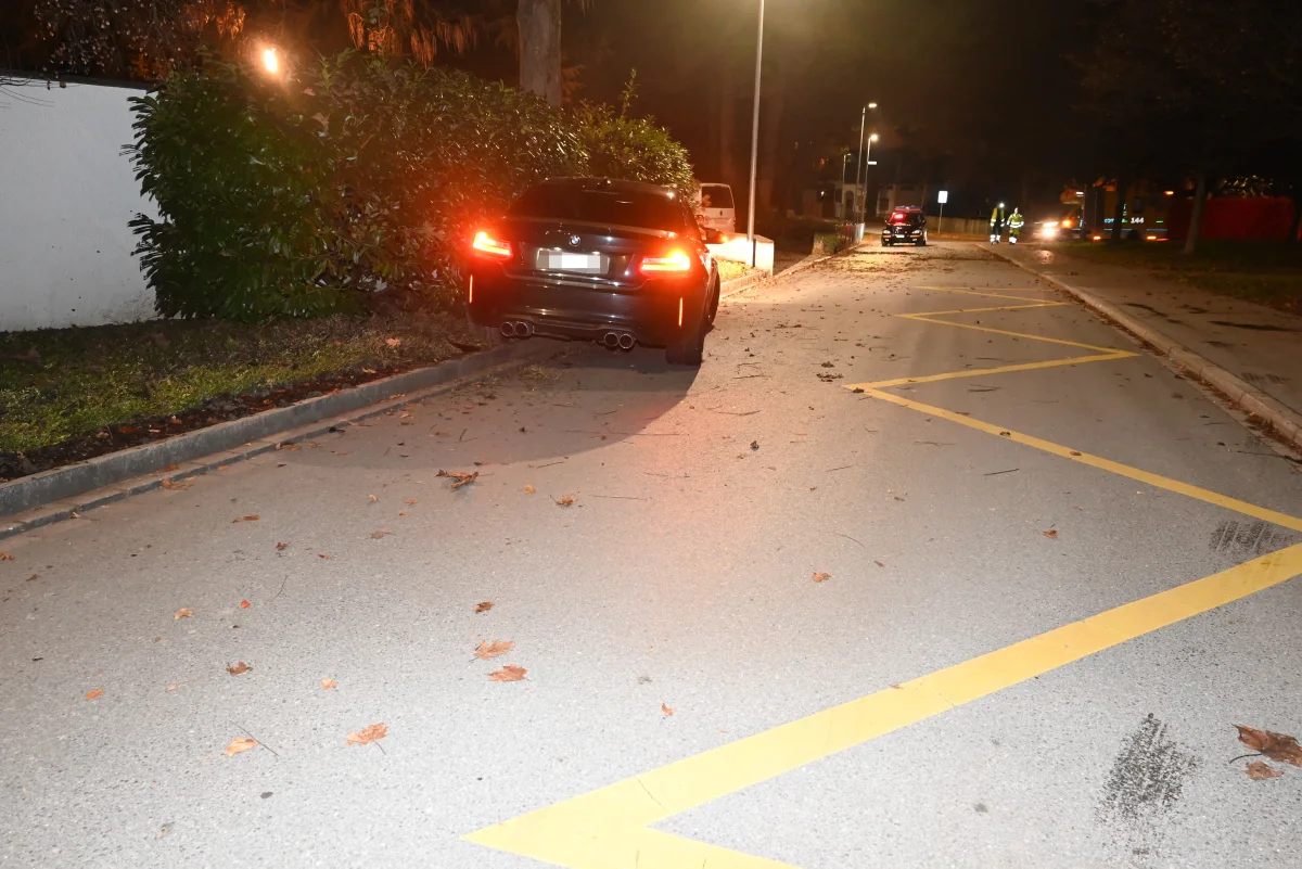 Widnau SG – Mit Auto in Baum geprallt – 19-jähriger Fahrer schwer verletzt
