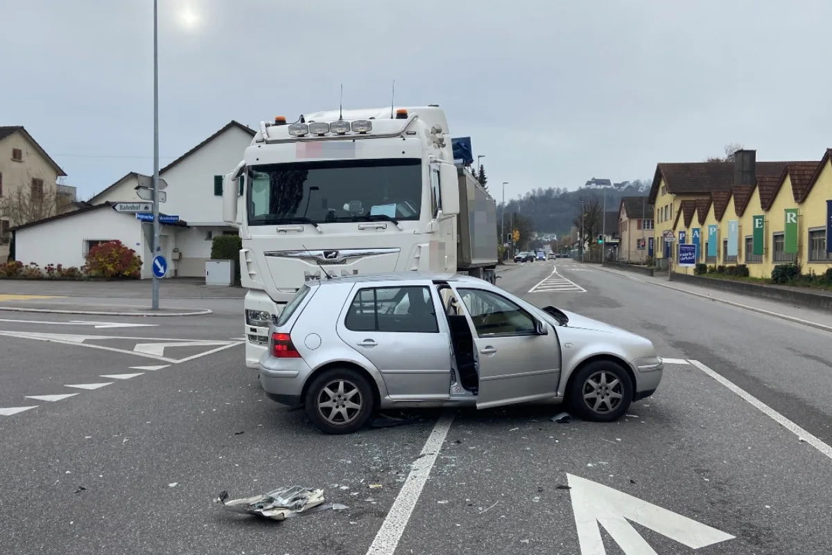 Lenzburg AG - Kollision zwischen Golf und Lastwagen verläuft glimpflich