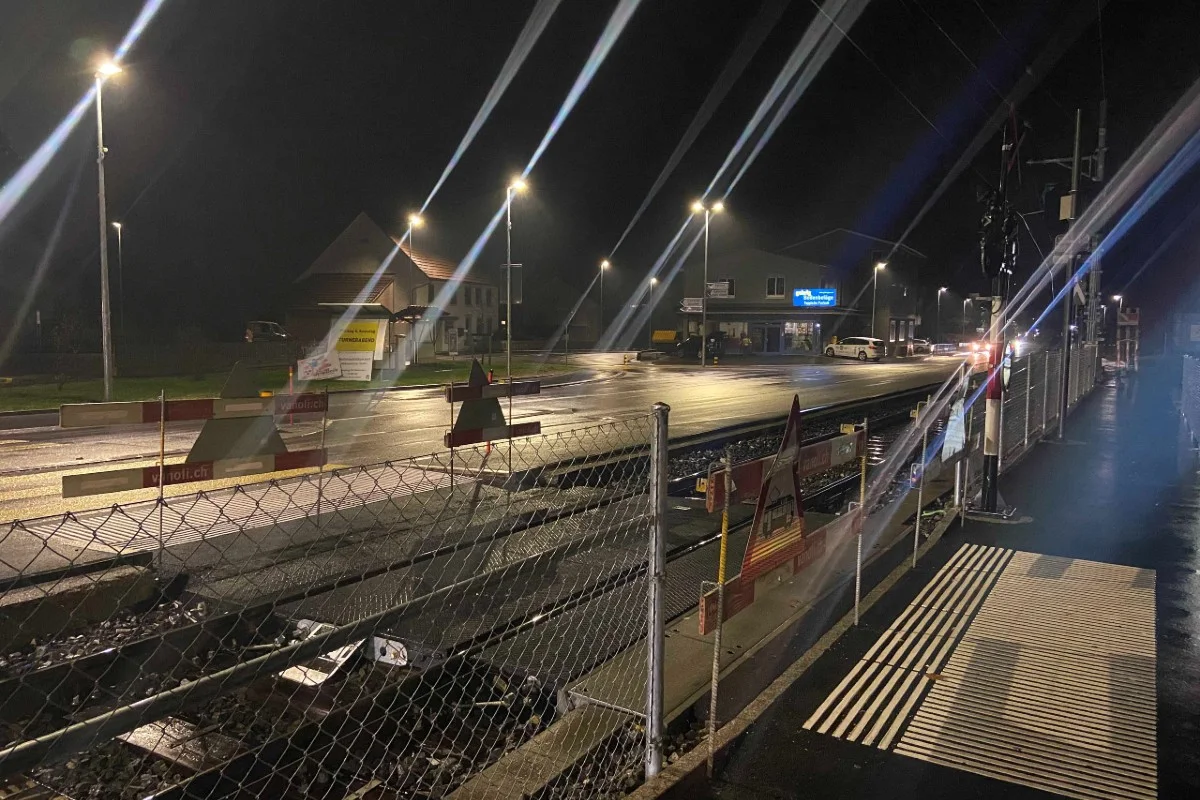 Seon AG -  18-Jährige wird auf Bahnübergang von Zug erfasst 