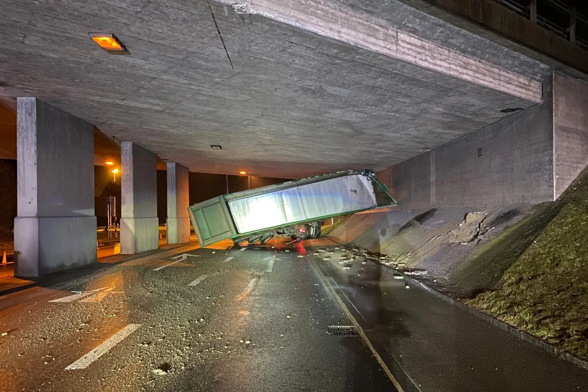 Frauenfeld TG - Unter Autobahnbrücke verkeilt - Betroffene Strassen mehrere Stunden gesperrt
