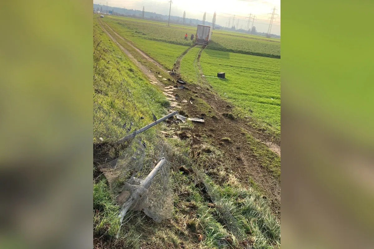A1 Oensingen SO – Sattelschlepper durchbricht Wildschutzzaun und kommt auf Wiesland zum Stillstand