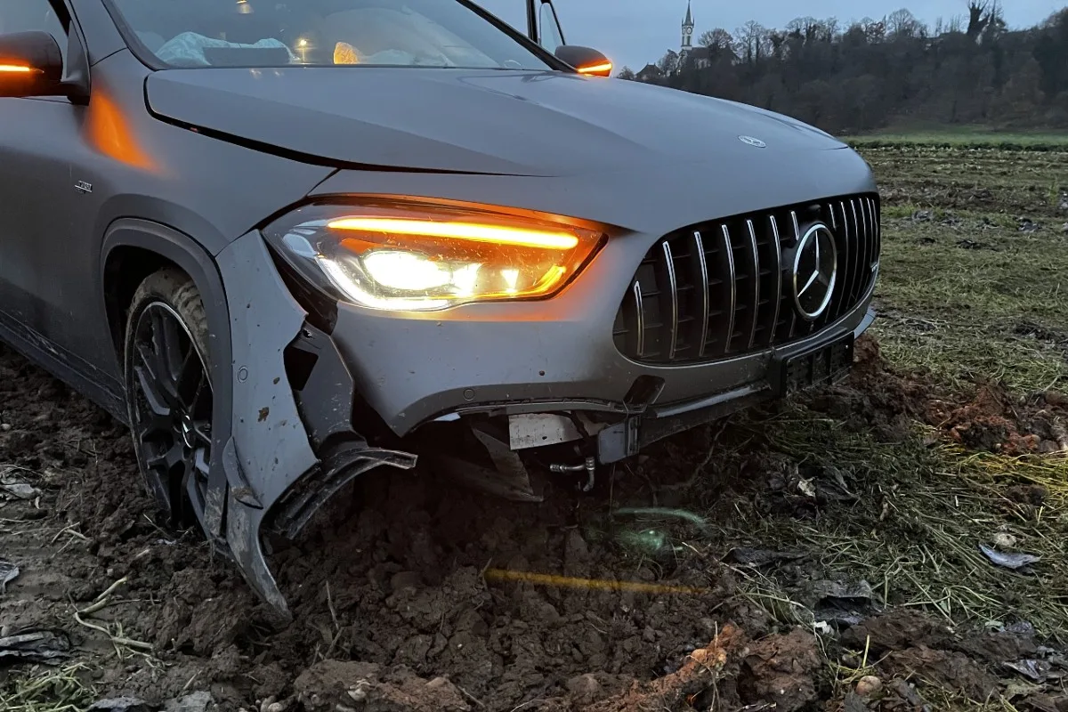 Villigen AG - Kontrolle über Mercedes verloren und Unfall gebaut