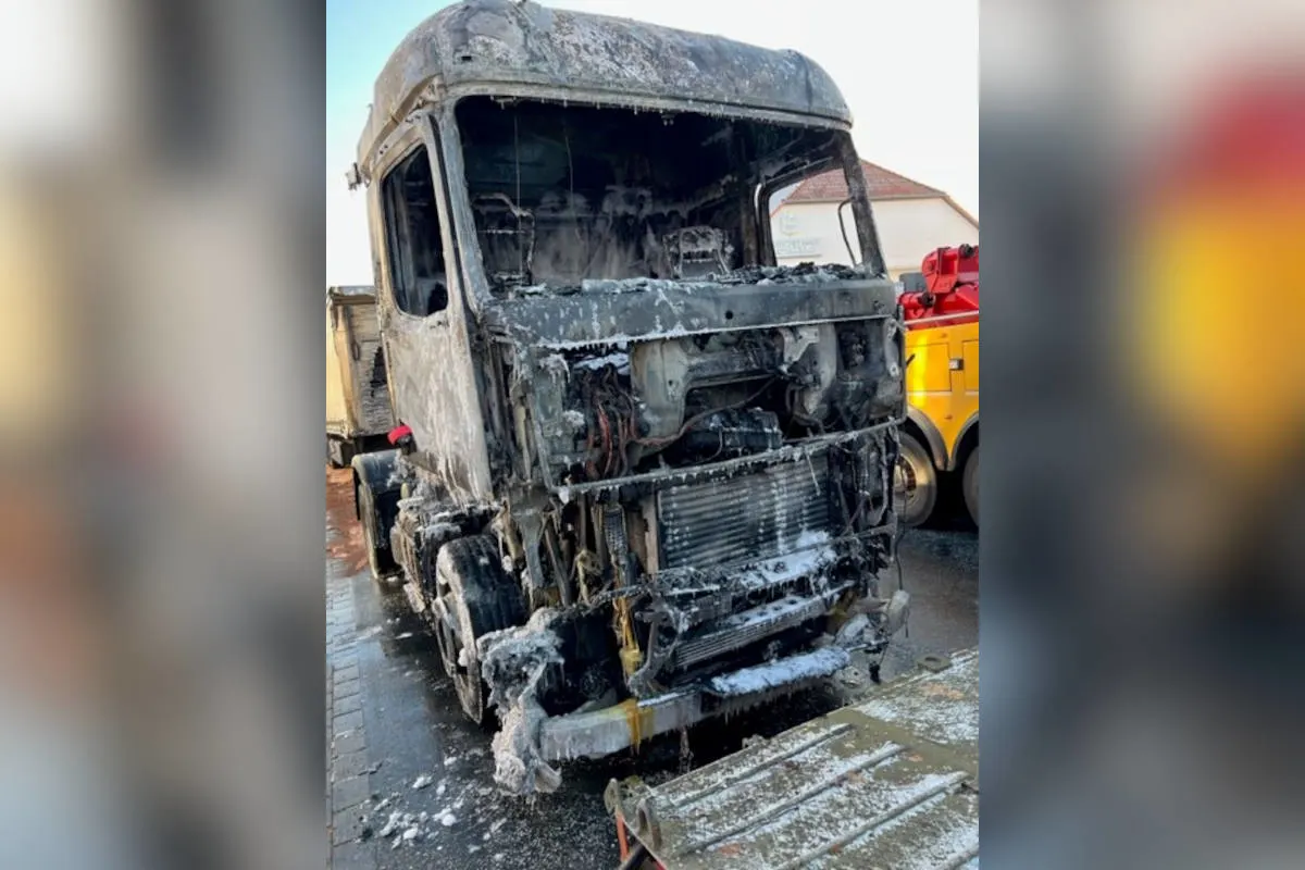 Munster – Lkw fängt während der Fahrt Feuer  und brennt komplett aus