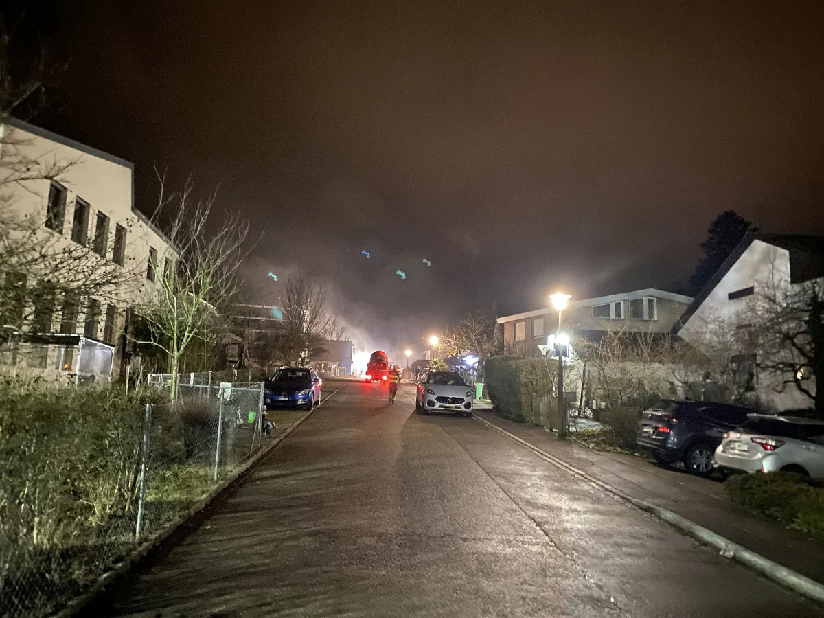 Arlesheim BL – Brand in Einstellhalle erfordert Feuerwehreinsatz