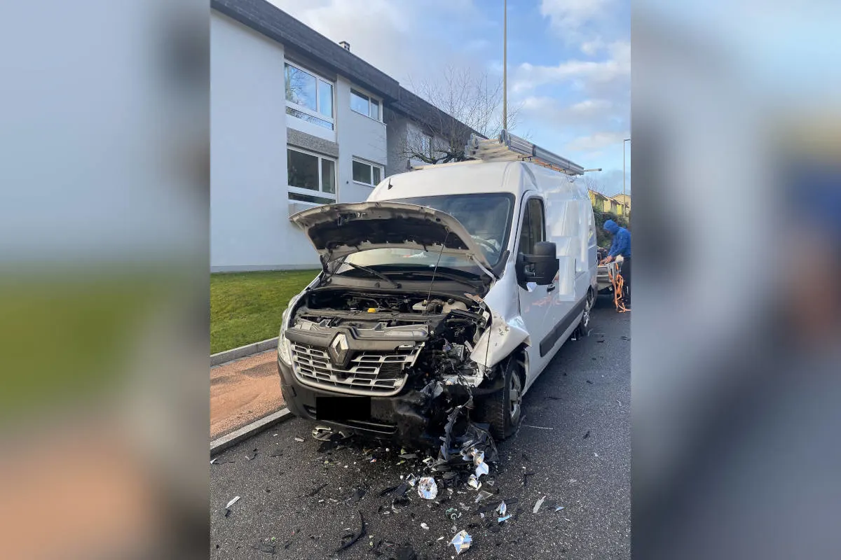 Laufen BL – Personenwagen kollidiert mit Lieferwagen – Lenkerin schwer verletzt
