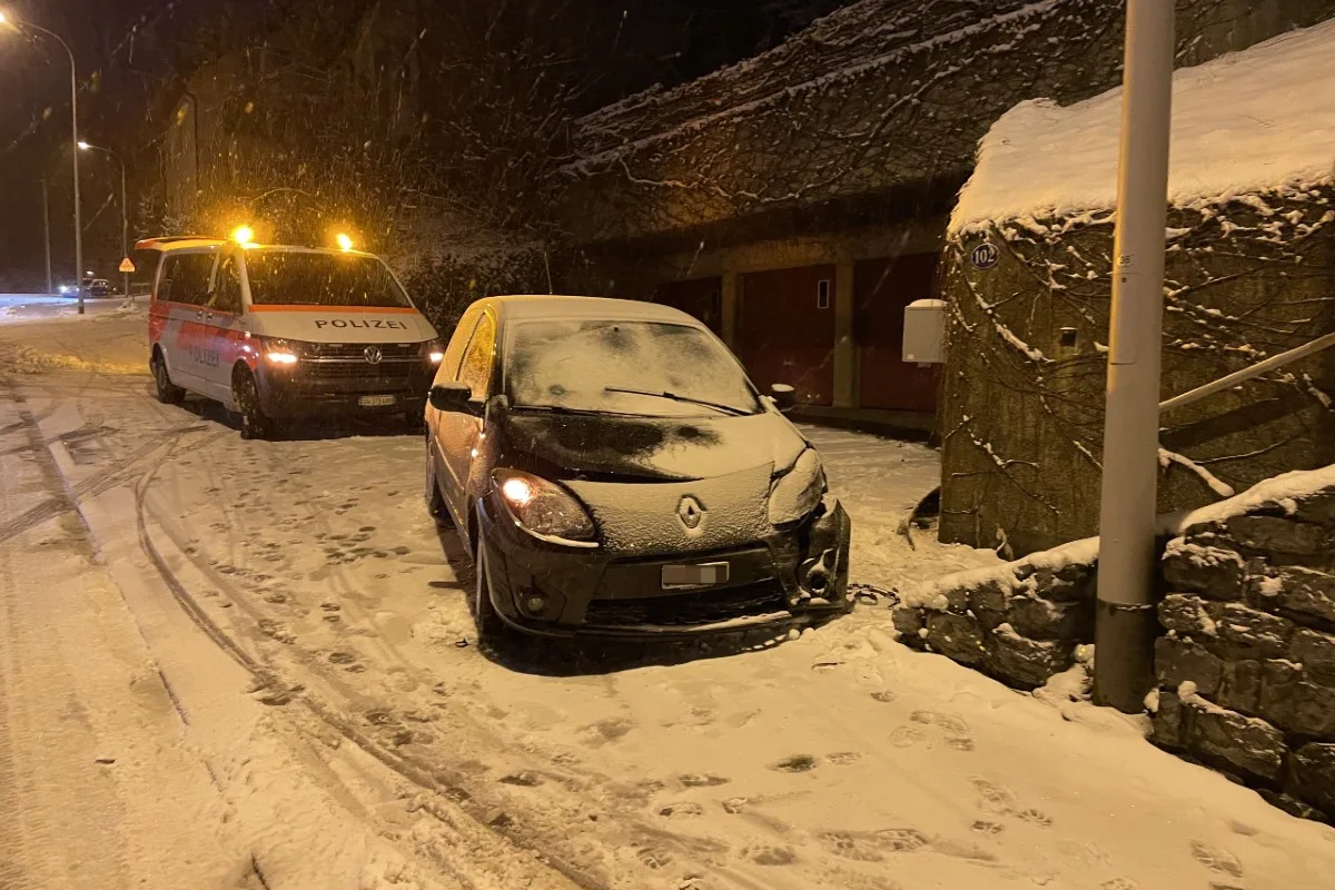 Stadt St. Gallen - Renault prallt auf schneebedeckter Strasse gegen Betonmauer