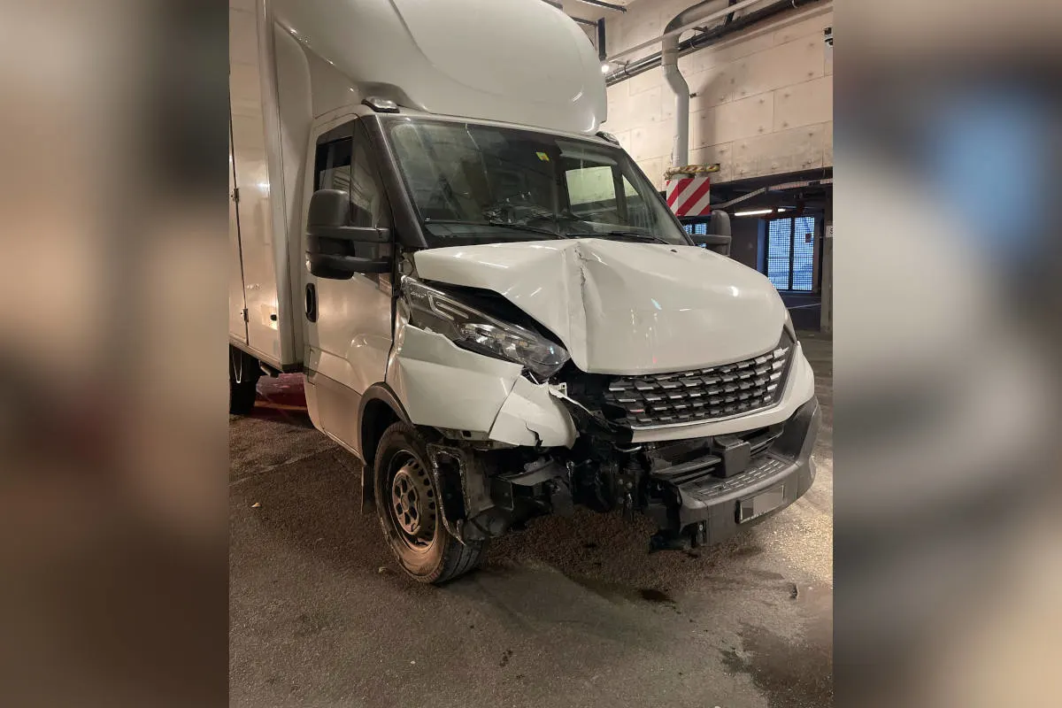 Stadt St. Gallen – Lieferwagen fährt in Wand