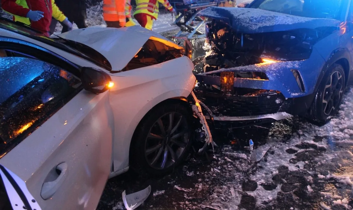 Odenthal – Vier Verletzte und ein brennender Pkw nach Verkehrsunfall