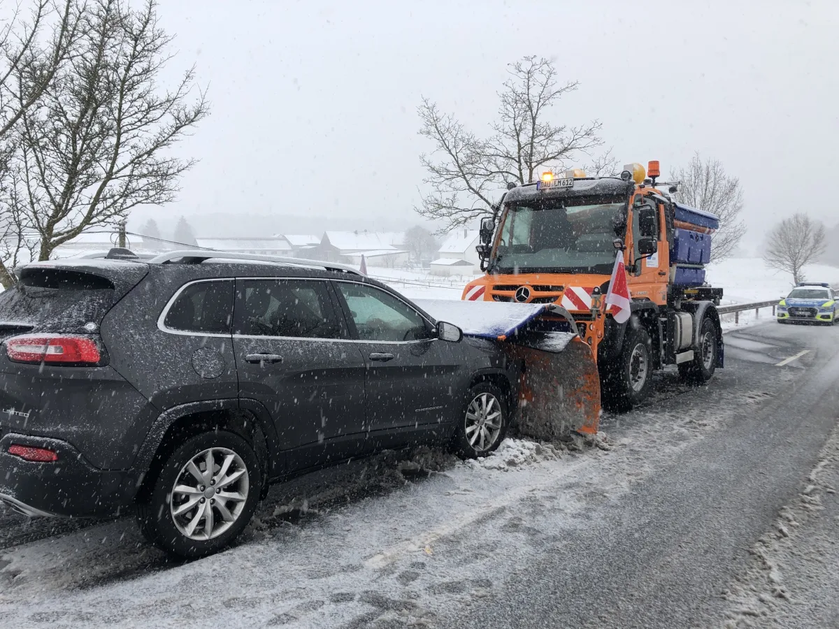Vulkaneifelkreis – Wintereinbruch und Schneefall führt zu liegen gebliebenen Fahrzeugen und Unfällen