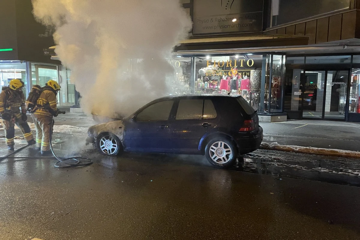 Siebnen SZ - VW Golf geht in Flammen auf
