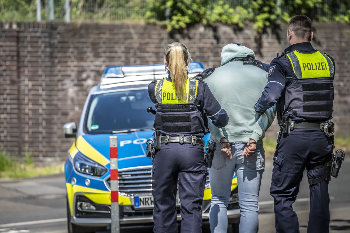 SEK Einsatz in Heiligenhaus – Mann schoss auf seine Nachbarn und legte Feuer – Festnahme