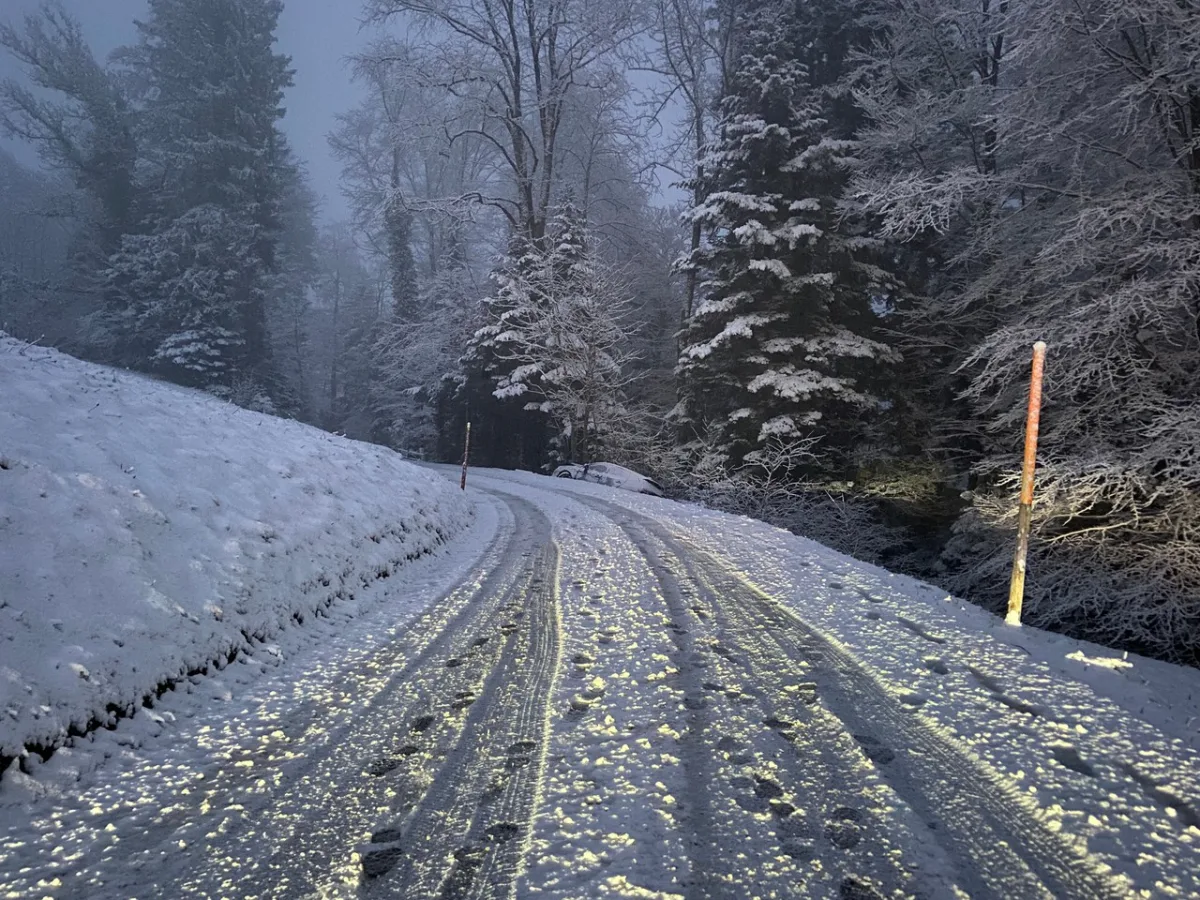 Oberägeri ZG – Selbstunfall auf schneebedeckter Strasse
